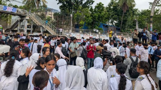 নীলক্ষেত-সায়েন্সল্যাব ও আশপাশের এলাকায় সড়কে শিক্ষার্থীরা, যান চলাচল বন্ধ