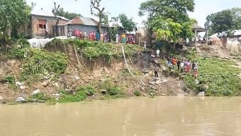 পদ্মায় ভাঙন; আতঙ্কে নদীপাড়ের মানুষ