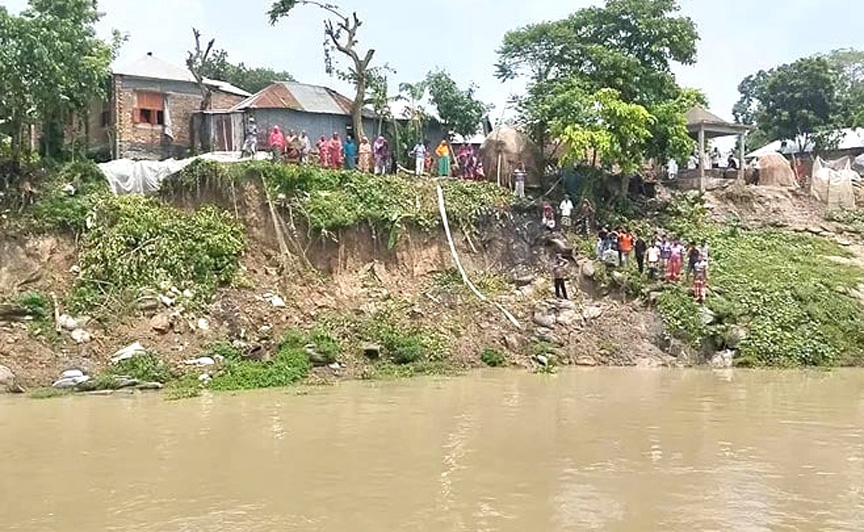 পদ্মায় ভাঙন; আতঙ্কে নদীপাড়ের মানুষ