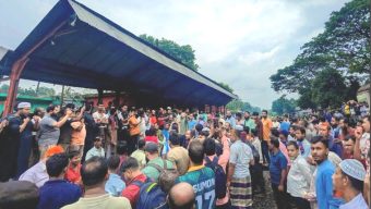 বেনাপোল এক্সপ্রেস যাত্রাবিরতি বহালের দাবিতে মানববন্ধন