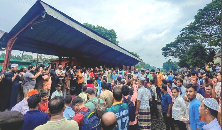 বেনাপোল এক্সপ্রেস যাত্রাবিরতি বহালের দাবিতে মানববন্ধন
