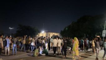 রাস্তা আটকে রাতেও চলছে আন্দোলন