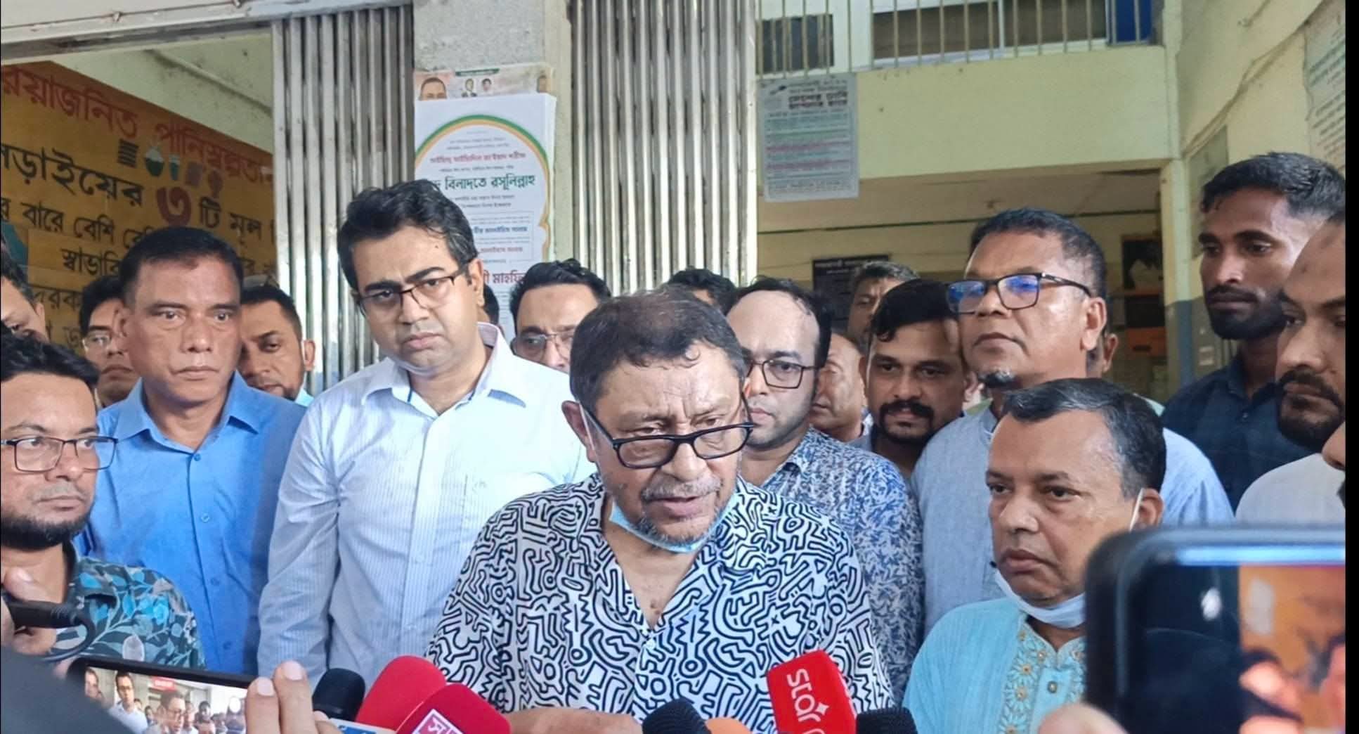 পূর্ব ঘোষণা ছাড়াই হবিগঞ্জ জেলা হাসপাতাল পরিদর্শনে স্বাস্থ্যমন্ত্রী সাখাওয়াত হোসেন