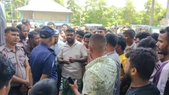 চাঁদপুরে গ্যাস সংকট, সড়ক অবরোধ করলেন অটোরিকশাচালকরা