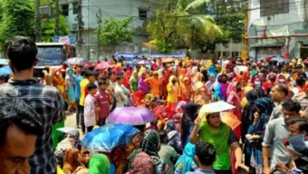 চট্টগ্রামে বকেয়া বেতনের দাবিতে পোশাক শ্রমিকদের সড়ক অবরোধ