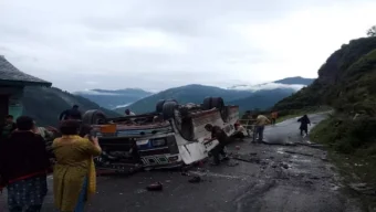 ভারতের হিমাচলে বাস উল্টে নিহত ৮, আহত ১০