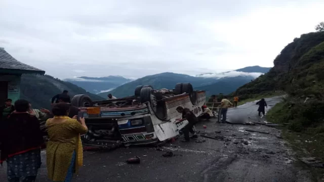 ভারতের হিমাচলে বাস উল্টে নিহত ৮, আহত ১০
