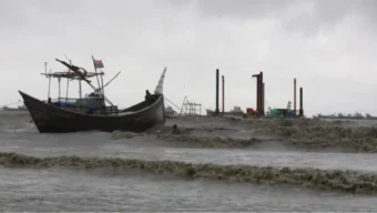 বঙ্গোপসাগরে লঘুচাপ, বন্দরে ৩ নম্বর সতর্কসংকেত
