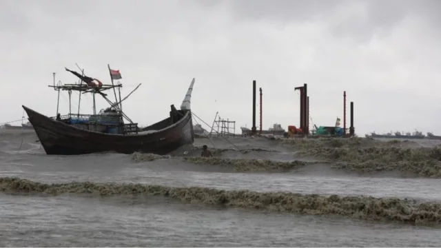 বঙ্গোপসাগরে লঘুচাপ, বন্দরে ৩ নম্বর সতর্কসংকেত