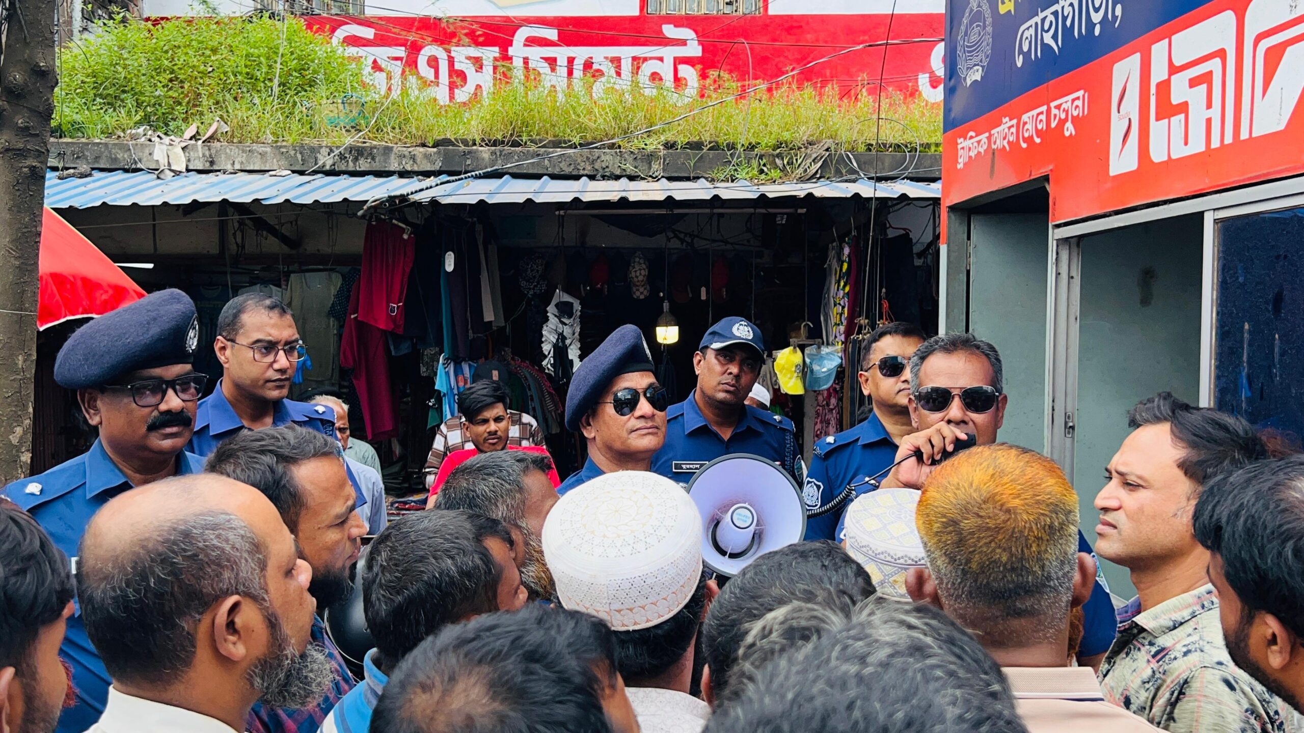 সড়ক দুর্ঘটনা রোধে লোহাগাড়ায় চট্টগ্রাম জেলা পুলিশের লিফলেট বিতরণ ও জনসচেতনতামূলক প্রচারণা