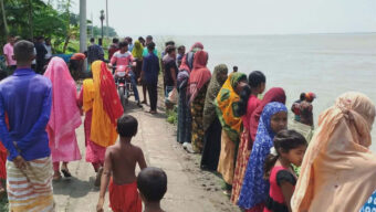 পদ্মায় বালুবাহী লাটাহাম্বা উল্টে শিশু নিখোঁজ