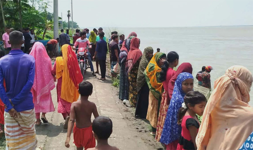 পদ্মায় বালুবাহী লাটাহাম্বা উল্টে শিশু নিখোঁজ