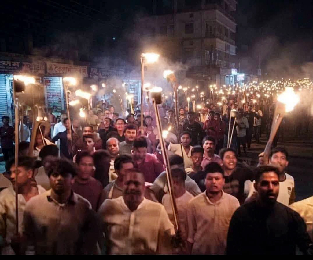 বাঁশখালীতে রাতে নিষিদ্ধ ছাত্রলীগের মশাল মিছিল