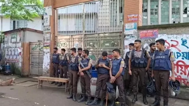 আবারও আলিয়া মাদ্রাসা এলাকায় সংঘর্ষের আশঙ্কা, পুলিশ মোতায়েন
