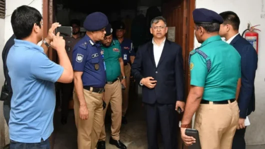 তেজগাঁও থানা আকস্মিক পরিদর্শনে স্বরাষ্ট্রমন্ত্রী