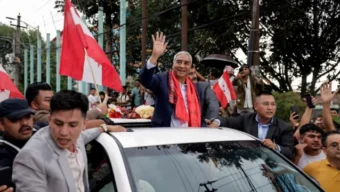 গ্রেপ্তারি পরোয়ানা মাথায় নিয়েই দেশে ফিরলেন নেপালের সাবেক প্রধানমন্ত্রী