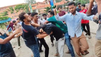 বহিরাগতদের নিয়ে র‍্যালি করার অভিযোগকে কেন্দ্র করে বরিশাল বিশ্ববিদ্যালয়ে ছাত্রদল-শিবির সংঘর্ষ, আহত ১০