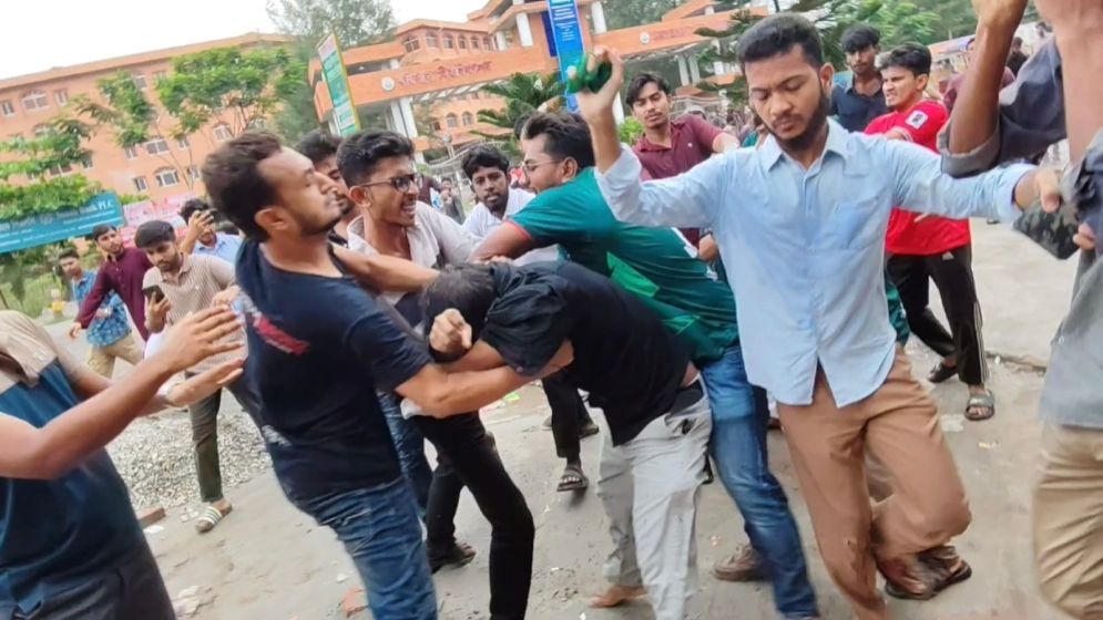 বহিরাগতদের নিয়ে র‍্যালি করার অভিযোগকে কেন্দ্র করে বরিশাল বিশ্ববিদ্যালয়ে ছাত্রদল-শিবির সংঘর্ষ, আহত ১০