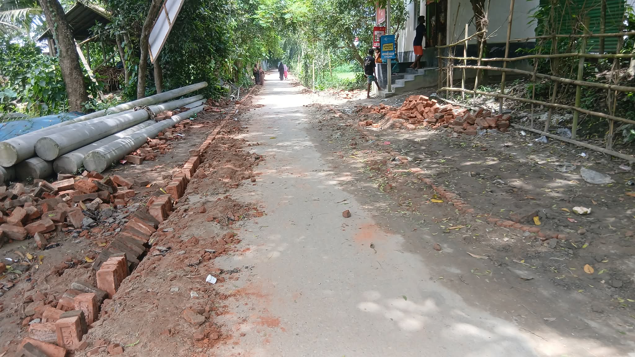 নাগরপুরে নিম্নমানের ইট দিয়ে রাস্তা নির্মাণ