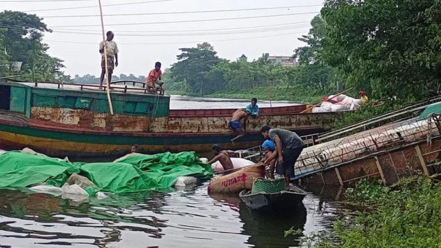 দেড় কোটি টাকার পণ্যবোঝাই নৌকা তিতাসে ডুবল