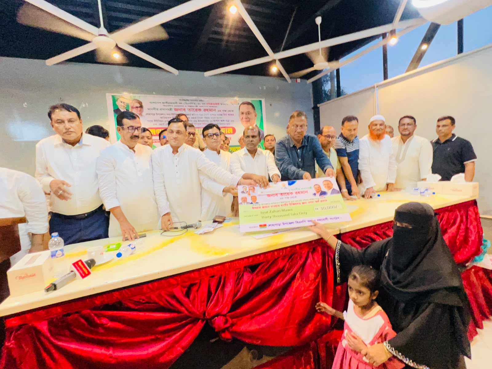 লোহাগাড়ায় প্রধানমন্ত্রী তারেক রহমানের পক্ষ থেকে ক্যান্সার ও হৃদরোগে আক্রান্তদের চিকিৎসা সহায়তা প্রদান