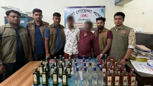 মৌলভীবাজারে ডিবির অভিযানে ৪৫ বোতল বিদেশি মদসহ গ্রেপ্তার-২