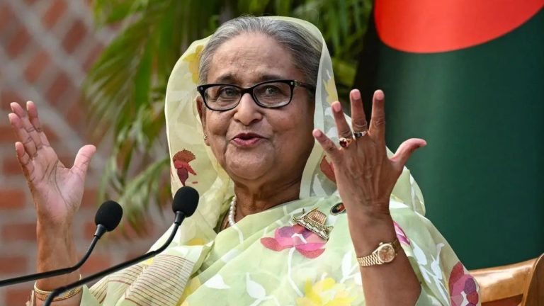 দিল্লির একটি ভবনে আওয়ামী লীগ নেতাদের সঙ্গে শেখ হাসিনার বৈঠক