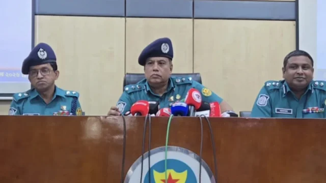 ককটেল বিস্ফোরণ ইস্যুতে মন্তব্য; নাসীরুদ্দীন পাটওয়ারী এই বক্তব্য কেন দিয়েছেন, তাকে জিজ্ঞাসাবাদ করা উচিত: ডিএমপি কমিশনার