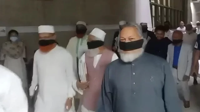 সংসদ থেকে ওয়াকআউটের পর মুখে কাপড় বেঁধে বের হলেন বিরোধীদলের নেতারা