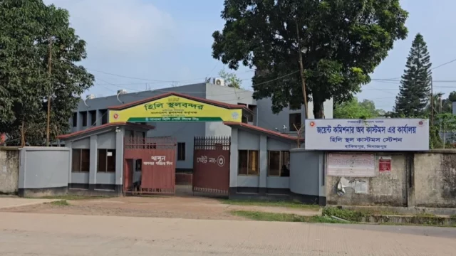হিলি বন্দরে টানা তৃতীয় দিন আমদানি-রপ্তানি বন্ধ, আজ বুধবার বৈঠক