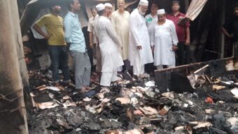 নাগরপুর বাজারে অগ্নিকাণ্ডে ক্ষতিগ্রস্ত ব্যবসায়ীদের পাশে জামায়াত নেতা ডা.  আব্দুল হামিদ