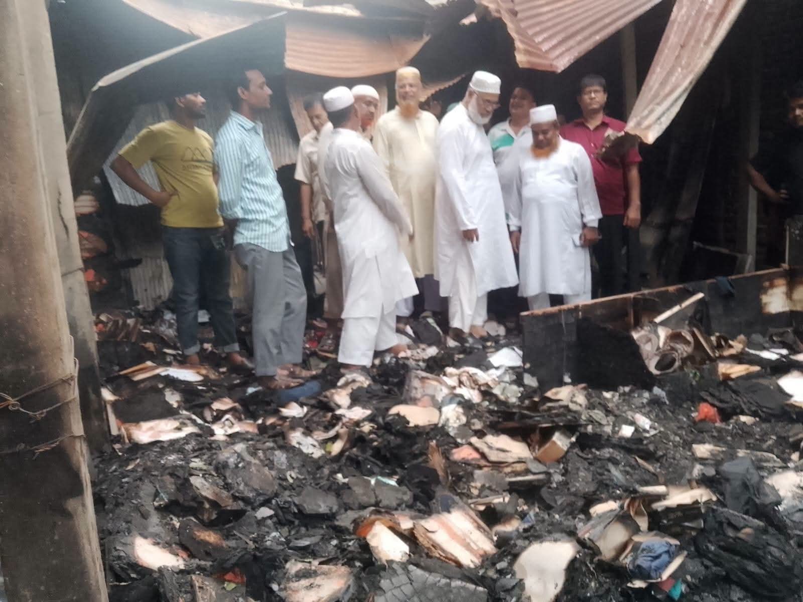 নাগরপুর বাজারে অগ্নিকাণ্ডে ক্ষতিগ্রস্ত ব্যবসায়ীদের পাশে জামায়াত নেতা ডা.  আব্দুল হামিদ