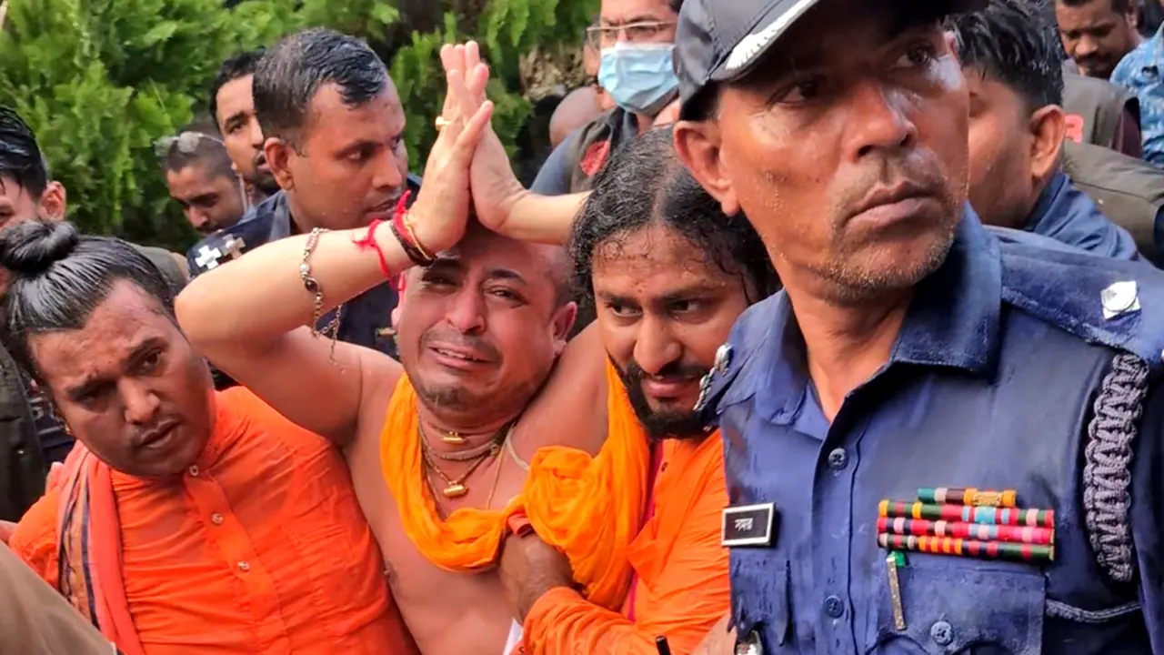 মায়ের শেষ বিদায়ে হাত জোড় করে কী জানালেন চিন্ময়?