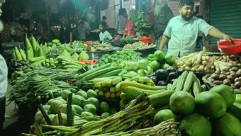 জ্বালানি তেলের দাম বাড়ার প্রভাব পড়তে শুরু করেছে রাজধানীর সবজির বাজারে