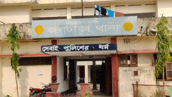 জলঢাকায় ট্রাকের সাথে চার্জার ভ্যানের মুখোমুখি সংঘর্ষে নিহত ১, আহত ১