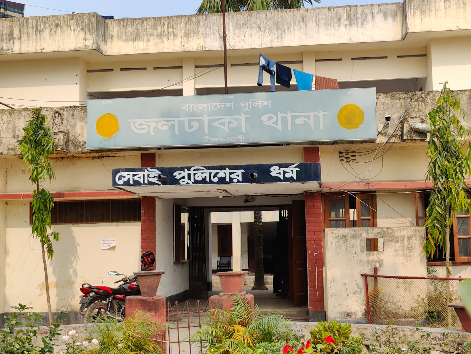 জলঢাকায় ট্রাকের সাথে চার্জার ভ্যানের মুখোমুখি সংঘর্ষে নিহত ১, আহত ১