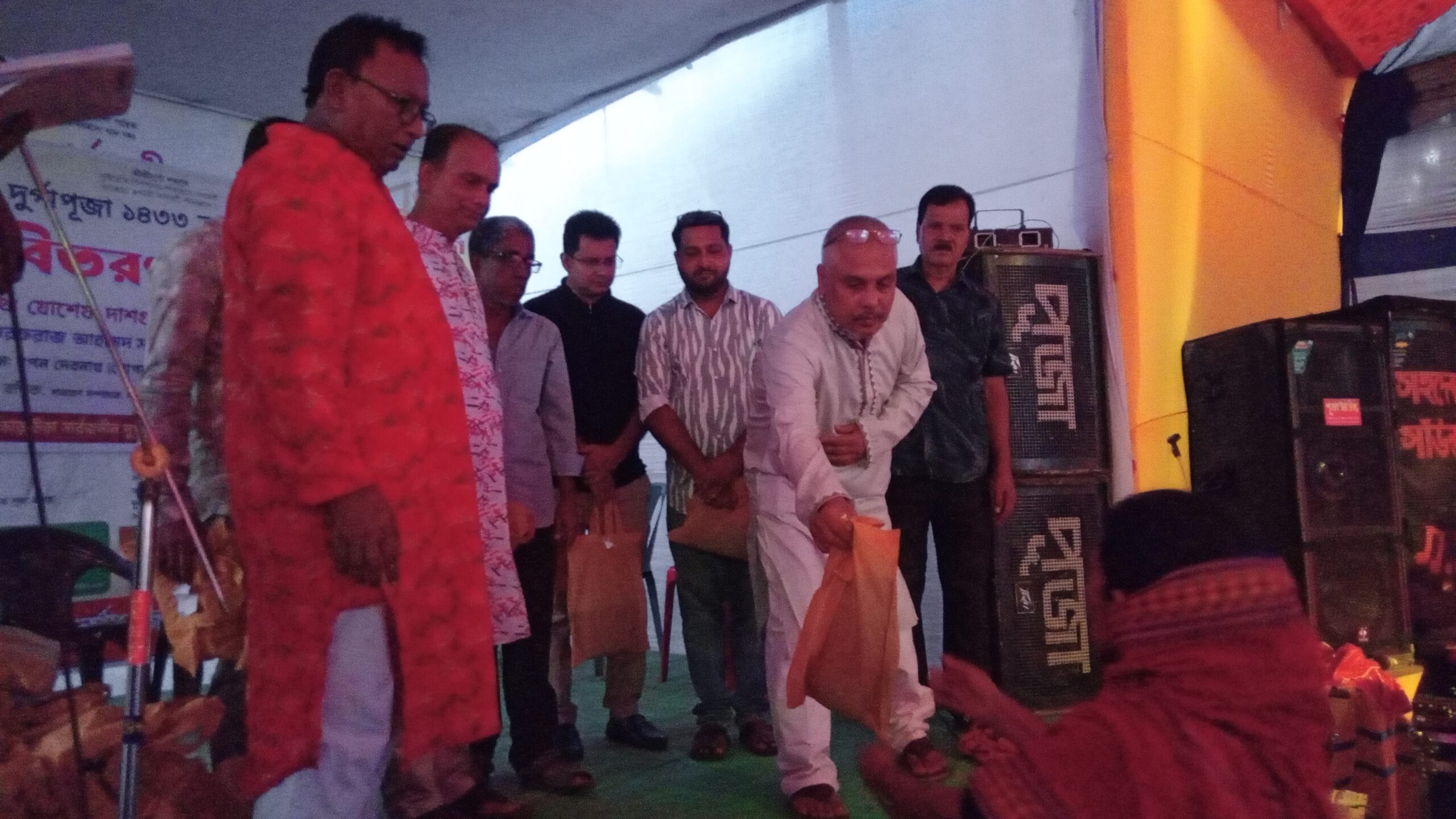 দুর্গাপূজায় হাজারো হৃদয়ে আলো ছড়ালেন যোশেফ দাশগুপ্ত, শ্রীমঙ্গলে শতাধিক অসহায়ের মাঝে বস্ত্র বিতরণ