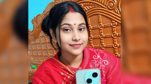 বিজয়ার আনন্দে মুহূর্তেই বিষাদ, প্রতিমায় সিঁদুর দিতে গিয়ে গৃহবধূর মৃত্যু