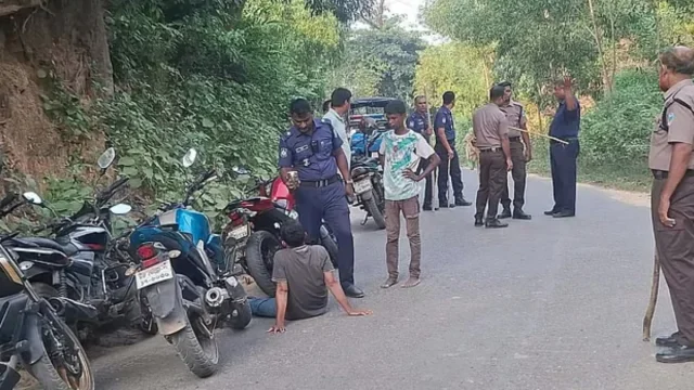 কক্সবাজারে সড়কে প্রকাশ্যে অস্ত্র হাতে ডাকাতি, ৫০-৬০ যানবাহনে লুটপাট