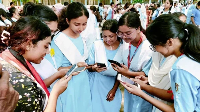 এইচএসসির ফল প্রকাশ নিয়ে তালগোল, ক্ষুব্ধ শিক্ষার্থী-অভিভাবকরা