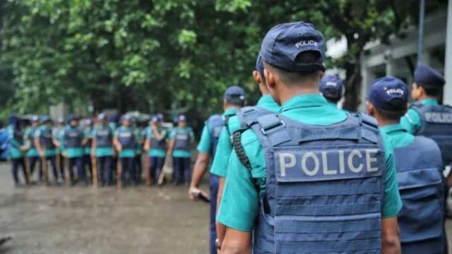 ৭০০ পুলিশ সদস্যের বিরুদ্ধে গ্রেপ্তারি পরোয়ানা জারি