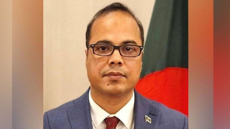 কলকাতার পূজামণ্ডপে অল্পের জন্য বাঁচলেন বাংলাদেশের ডেপুটি হাইকমিশনার