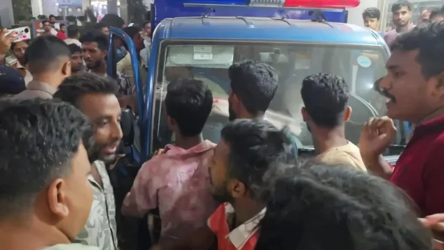 আশুলিয়ায় পোশাক শ্রমিকের মৃত্যু, লাশ হস্তান্তর নিয়ে স্বজনদের সঙ্গে উত্তেজনা