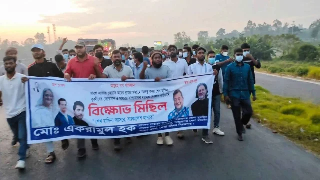 পুলিশভ্যানের সামনে যুবলীগের মিছিল, এএসআইসহ ৪ পুলিশ সদস্য ক্লোজড