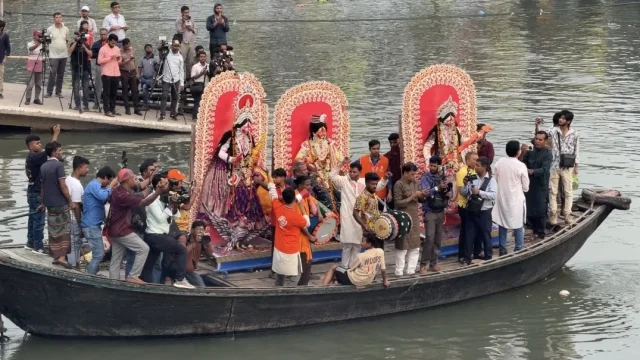 প্রতিমা বিসর্জনের মধ্য দিয়ে শেষ হলো দুর্গাপূজা