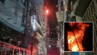 ৪ ঘণ্টাতেও নিয়ন্ত্রণে আসেনি চকবাজারের আগুন, সরু গলি ও পানি স্বল্পতায় বেগ পাচ্ছে ১০ ইউনিট
