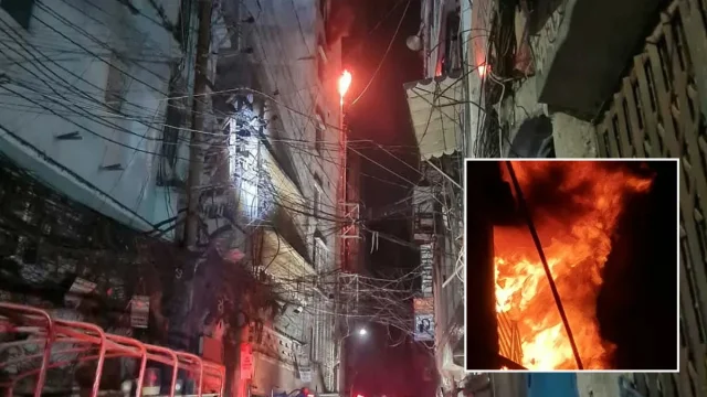 ৪ ঘণ্টাতেও নিয়ন্ত্রণে আসেনি চকবাজারের আগুন, সরু গলি ও পানি স্বল্পতায় বেগ পাচ্ছে ১০ ইউনিট