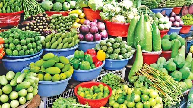 বাজারদর; ৮০ টাকার নিচে শুধু পেঁপে ও কুমড়া, চড়া সবজির বাজার