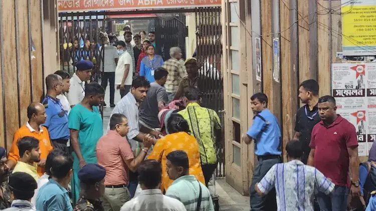 কলকাতায় দুর্গাপূজার প্যান্ডেলে পদদলিত হয়ে ১৭ জন নিহত