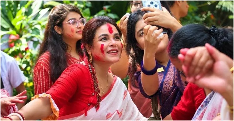 ঢাকেশ্বরী মন্দিরে সিঁদুর খেলায় মেতে উঠলেন মেহের আফরোজ শাওন